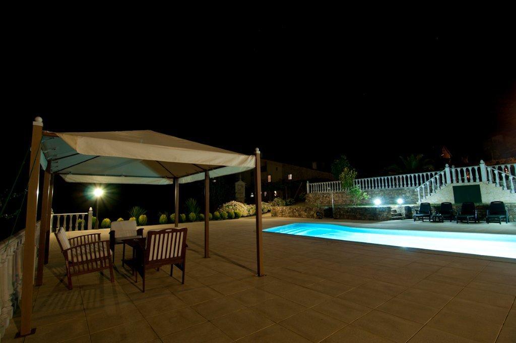 Casa rural As Seis chemineas piscina de noche